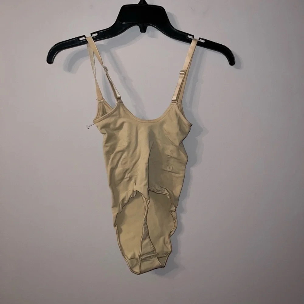 SKIMS BODYSUIT SEAMLESS SCULPT THONG BODYSUIT CLAY BEIGE large